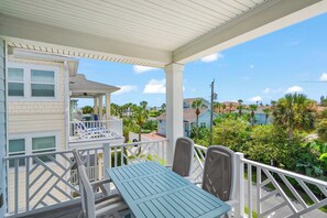 Outdoor dining - Steps to Beach, Heated Pool, Elevator, Game Room (St. Augustine Beach)