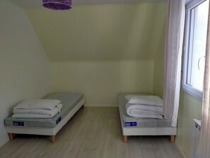 4 bedrooms, iron/ironing board, WiFi, bed sheets