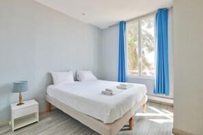 1 habitación, tabla de planchar con plancha, wifi gratis y ropa de cama