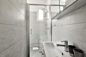 Ducha, toallas, papel higiénico