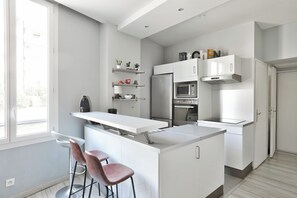 Kühlschrank, Mikrowelle, Herdplatte, Geschirrspüler