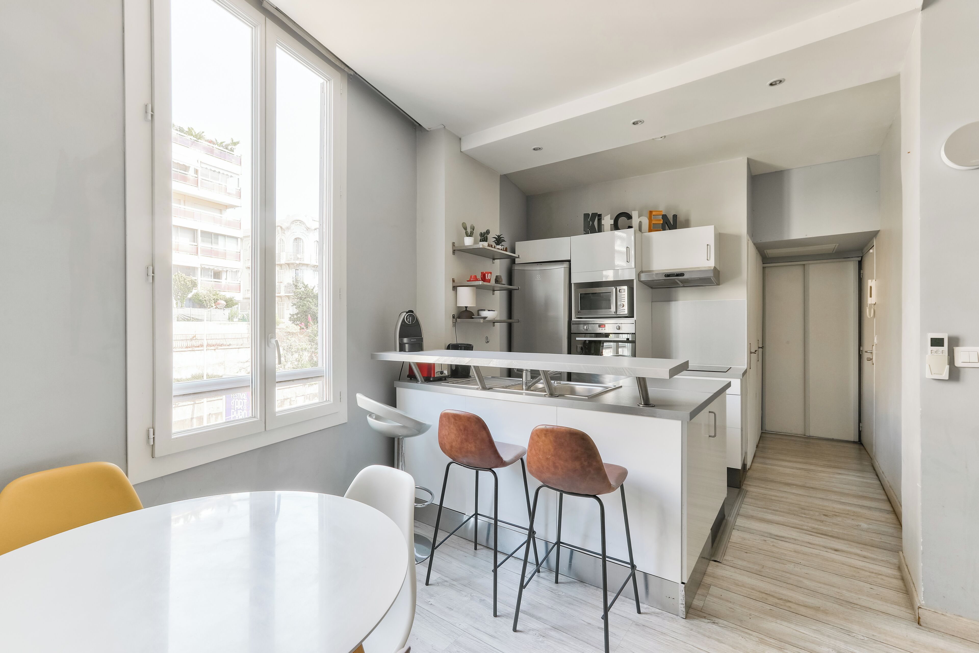 Een koelkast, een microgolfoven, een kookplaat, een vaatwasser