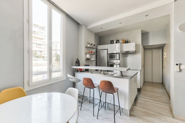 Refrigerador, microondas, placa de cocina, lavavajillas