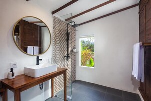 Artículos de higiene personal gratuitos, bidé, toallas y champú
