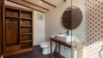 Articles de toilette gratuits, bidet, serviettes fournies, shampoing