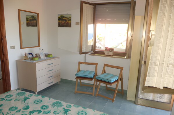 3 habitaciones, tabla de planchar con plancha y ropa de cama 