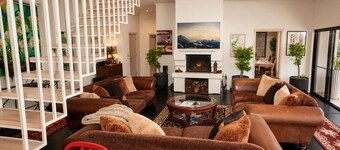 Luxury 4 Queen Bedroom Home with Spa, Sauna & Fireplace -Eagle's Nest Blackheath