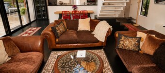 Luxury 4 Queen Bedroom Home with Spa, Sauna & Fireplace -Eagle's Nest Blackheath