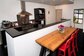 Private kitchen - Luxury 4 Queen Bedroom Home with Spa, Sauna & Fireplace -Eagle's Nest Blackheath (Blackheath)