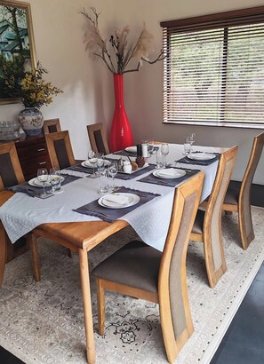 Dining - Luxury Bushland Retreet with Spa, Sauna & Fireplace - Eagle's Nest Blackheath (Blackheath)