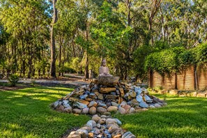 Property grounds - Luxury 4 Queen Bedroom Home with Spa, Sauna & Fireplace -Eagle's Nest Blackheath (Blackheath)