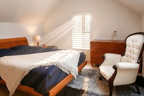 4 bedrooms, iron/ironing board, WiFi (free), bed sheets