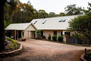 Exterior - Luxury 4 Queen Bedroom Home with Spa, Sauna & Fireplace -Eagle's Nest Blackheath (Blackheath)