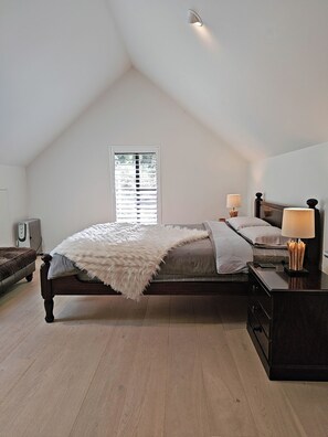 4 bedrooms, iron/ironing board, free WiFi, bed sheets - Luxury Bushland Retreet with Spa, Sauna & Fireplace - Eagle's Nest Blackheath (Blackheath)