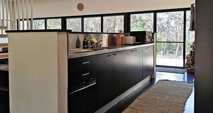 Luxury Bushland Retreet with Spa, Sauna & Fireplace - Eagle's Nest Blackheath