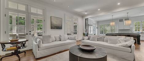 Smart-tv, eldstad och kontor