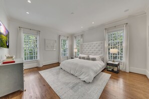 5 bedrooms, desk, iron/ironing board, free WiFi