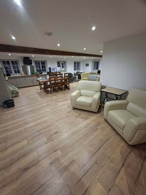 Una televisión, un futbolín, un reproductor estéreo