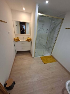 Een douche, handdoeken