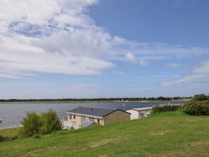 Une propriété au bord du lac, comprenant une maison et un quai pour bateaux.