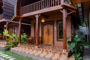 Villa Signature | Zona de estar | Smart TV de 32 pulgadas con canales digitales