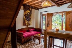 Villa Signature | Zona de estar | Smart TV de 32 pulgadas con canales digitales