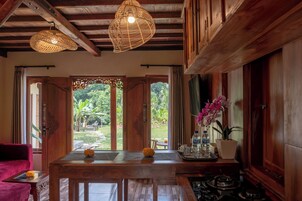 Villa Signature | Zona de estar | Smart TV de 32 pulgadas con canales digitales