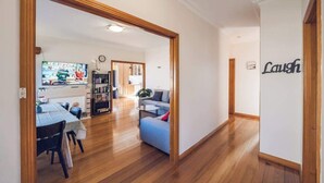 Un salón amplio con una mesa de comedor, un sofá y una estantería.