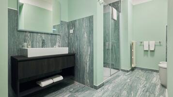 Familjesvit | Badrum | HÄrtork, bidé, tvÄl och schampo