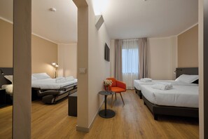 Familierom | Skrivebord, wi-fi (inkludert) og sengetøy