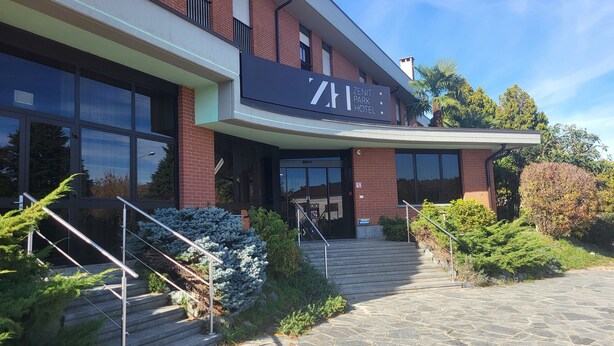 The exterior of the Zenith Park Hotel with a clear entrance, stone steps, and a signboard. - Zenit Park Hotel (Rivalta di Torino)