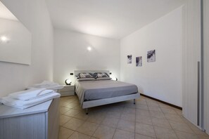 Tabla de planchar con plancha, wifi y ropa de cama 