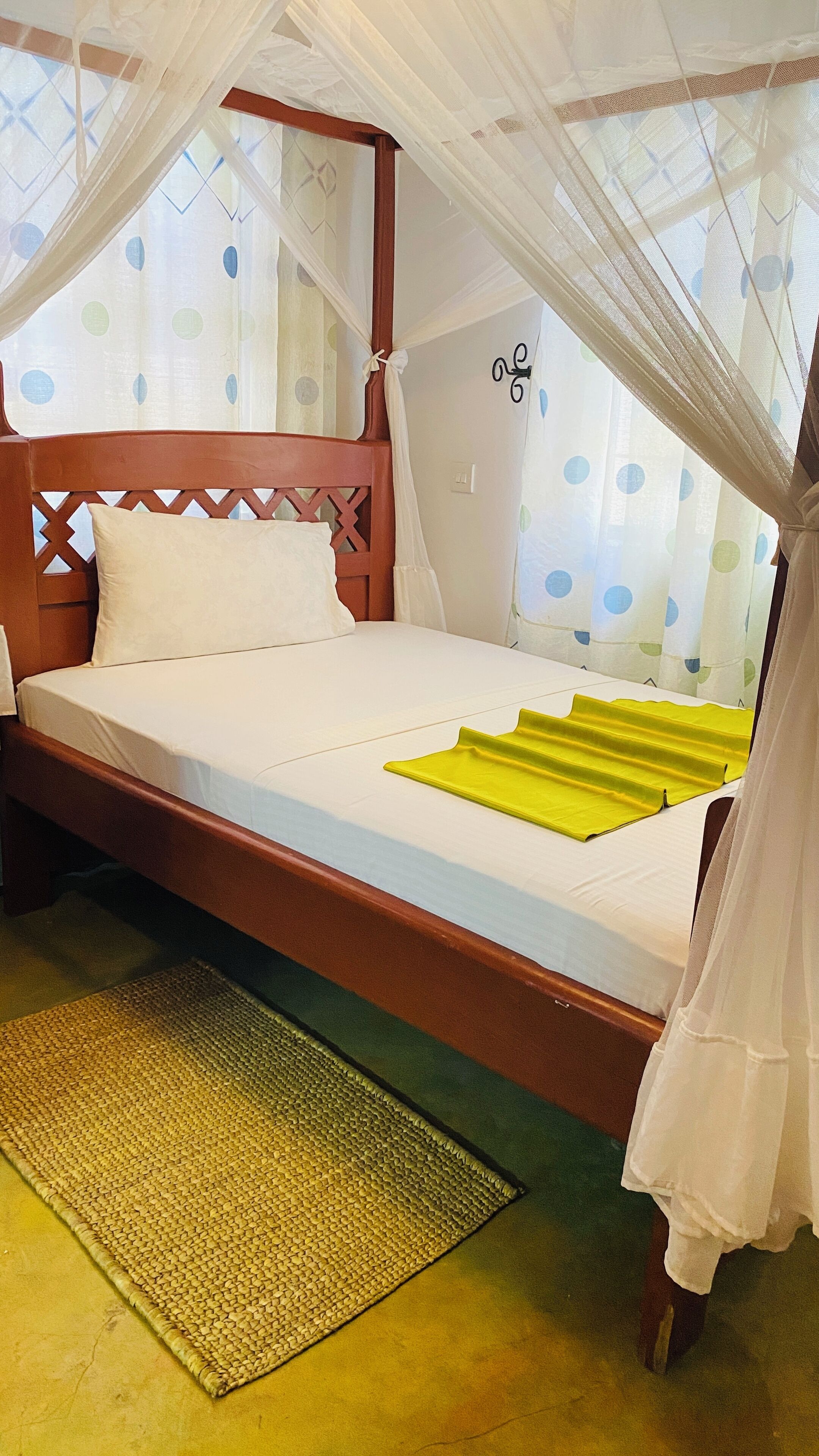 Työpöytä, kannettavalle tietokoneelle sopiva työtila, ilmainen Wi-Fi