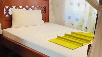 Työpöytä, kannettavalle tietokoneelle sopiva työtila, ilmainen Wi-Fi