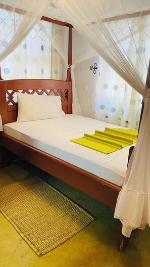 Bureau, espace de travail pour ordinateur portable, Wi-Fi gratuit