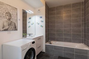 Apartment | Bathroom