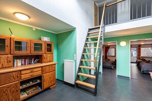 5 bedrooms, iron/ironing board, WiFi, bed sheets
