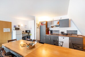 Kühlschrank, Mikrowelle, Herdplatte, Geschirrspüler