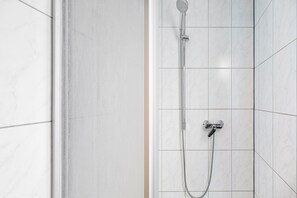 Shower, hair dryer, towels - Altstadtquartier 16 – Apartment for up to 16 – Balcony – Castle View – Timber Gallery UNESCO Bacharach (Bacharach)