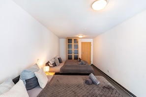 5 bedrooms, iron/ironing board, WiFi, bed sheets