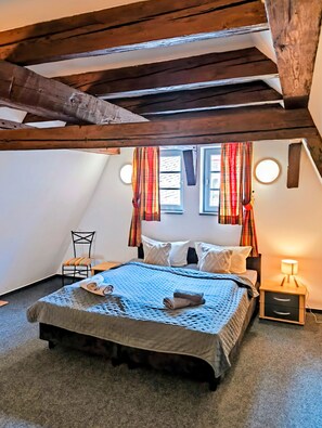 5 habitaciones, tabla de planchar con plancha, wifi y ropa de cama