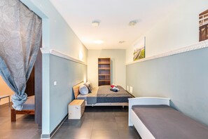 2 عدّة غرف نوم ومكواة/لوح كي وواي فاي وملاءات أسرّة