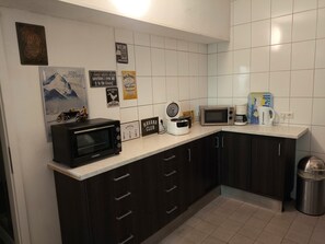 Geladeira, micro-ondas, cooktop, lava-louças