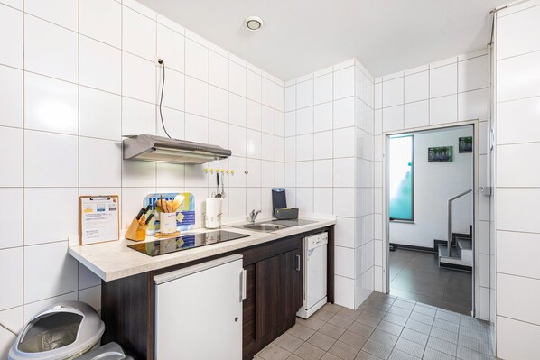Kühlschrank, Mikrowelle, Herdplatte, Geschirrspüler