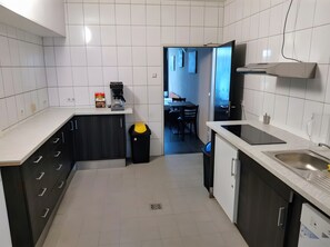 Geladeira, micro-ondas, cooktop, lava-louças