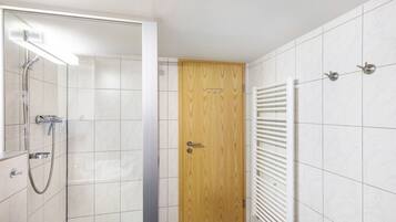 Dusche, Haartrockner, Handtücher