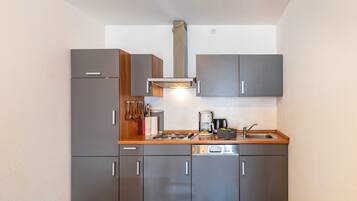 Een koelkast, een magnetron, een kookplaat, een vaatwasser