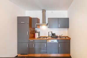 Réfrigérateur, micro-ondes, plaque de cuisson, lave-vaisselle