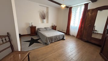 3 habitaciones, acceso a internet y ropa de cama