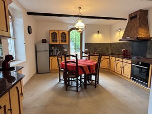 Een microgolfoven, een oven, een kookplaat, een vaatwasser